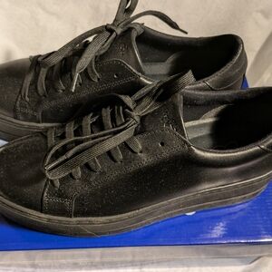 Bos. & Co. Maya Black Low-Top Lace-Up Sneakers